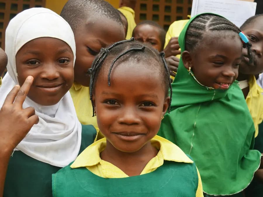 Jeune fille en uniforme scolaire